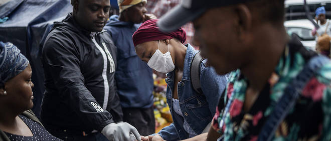 Depuis que le president sud-africain Cyril Ramaphosa a declare dimanche soir l'etat d'urgence, les Sud-Africains vivent tous a l'heure de la pandemie de coronavirus.
