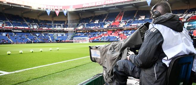  Un cameraman se prepare a la retransmission du match de ligue 1 entre les equipes du Paris-Saint-Germain et Dijon, le 29 fevrier dernier, au Parc des Princes, a Paris. 
