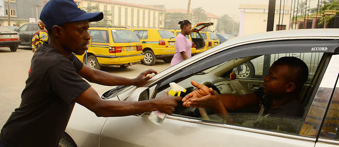 La panique s'est emparee des habitants de la geante capitale economique du Nigeria alors que les autorites annoncent des mesures plus strictes. 
