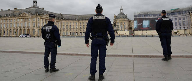 Patrouille de police a Bordeaux, le 17 mars. Les forces de l'ordre exigent d'etre protegees contre le Covid-19 pour assurer leur mission.
