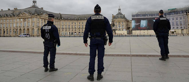 Patrouille de police a Bordeaux, le 17 mars. Les forces de l'ordre exigent d'etre protegees contre le Covid-19 pour assurer leur mission.
