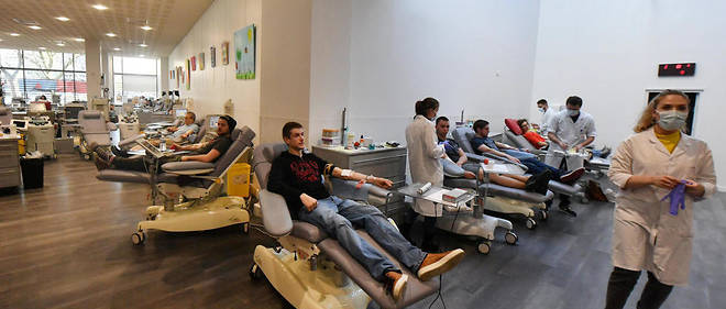 Les donneurs de sang sont autorises a se rendre sur les lieux de collecte au motif qu'ils assistent des personnes vulnerables.
