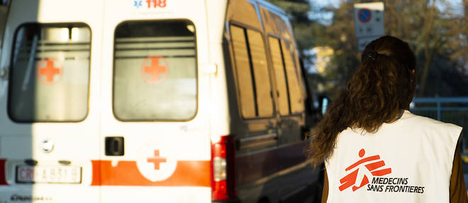 En Italie, les equipes de MSF ont mis en place un suivi a domicile des personnes qui sortent de l'hopital.
