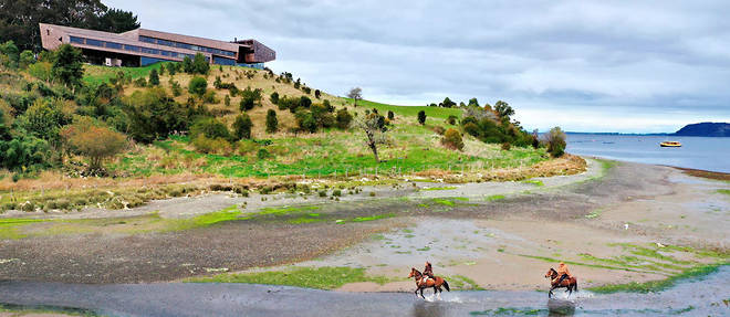 Des cavaliers evoluent dans l'estuaire s'etirant au pied de l'hotel Tierra Chiloe, sur la magnique ile de Chiloe. 
