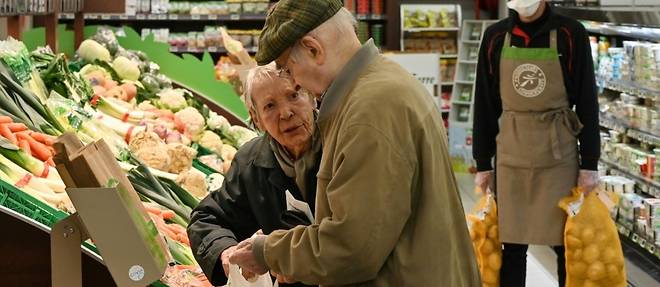 "Reserve aux seniors": un supermarche soigne ses anciens