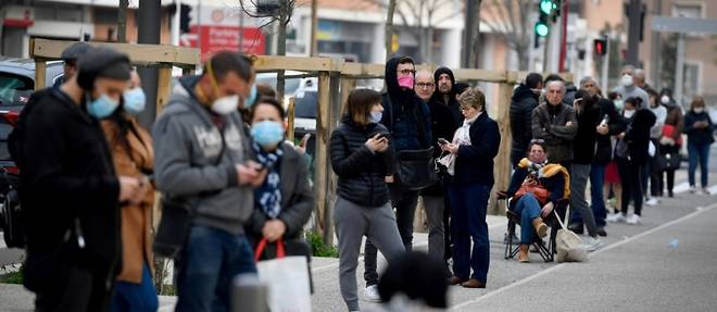 Coronavirus: foule a Marseille pour se faire tester chez le professeur Raoult