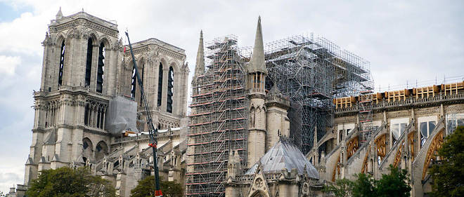 Le chantier de Notre-Dame est a l'arret depuis une semaine a cause du confinement. 
