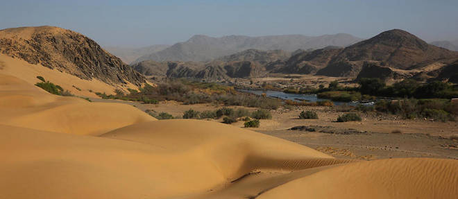 Paysages de desert et de savane a deux pas du Serra Cafema, un superbe lodge situe aux confins du desert du Namid.
