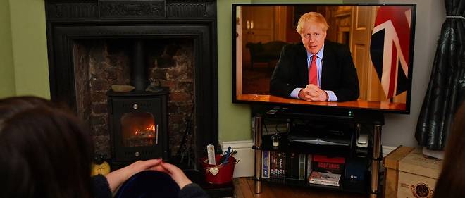 Le Premier ministre Boris Johnson annonce le 23 mars a la television le confinement general de la population britannique, pour aider a combattre la pandemie du Covid-19.
