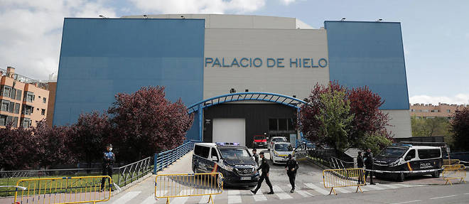 Le << Palais des glaces >> a Madrid. La grande patinoire sert desormais de morgue.
