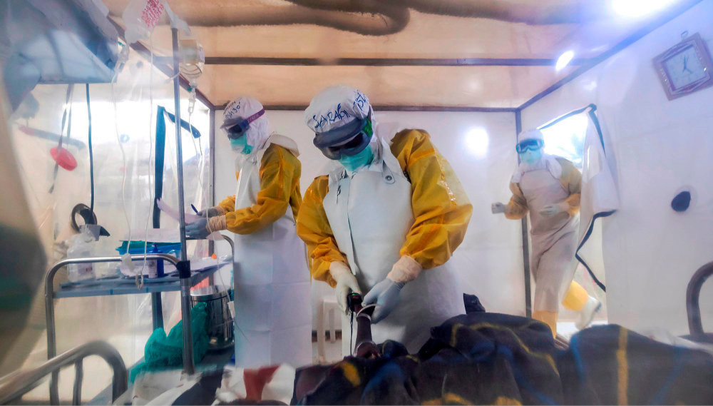 
        Haute protection. 2018, Republique democratique du Congo : des medecins dispensent des soins dans un centre de traitement d'Ebola en plastique, appele le Cube, gere par l'organisation medicale humanitaire Alima.