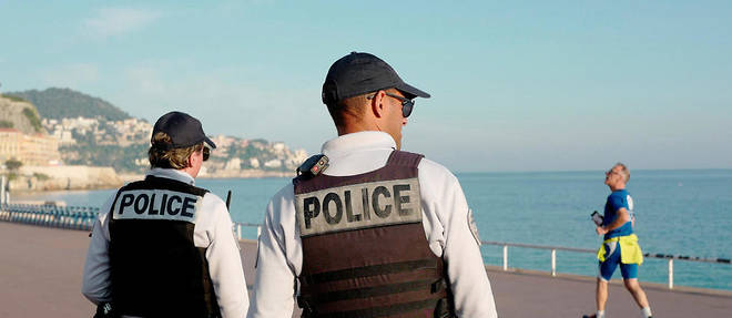 Controle sur la promenade des Anglais, a Nice. Les policiers demandent a etre proteges. (Photo by VALERY HACHE / AFP)

