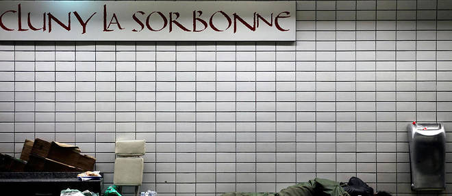 Des sans-abri dans le metro parisien.
