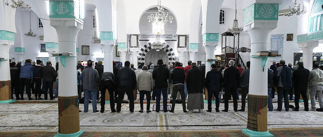 Depuis le 12 mars dernier et la decision des autorites de fermer toutes les mosquees du pays, les Tunisiens, comme bon nombre de musulmans des pays du Maghreb, sont invites a prier chez eux. 
