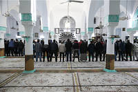 Depuis le 12 mars dernier et la decision des autorites de fermer toutes les mosquees du pays, les Tunisiens, comme bon nombre de musulmans des pays du Maghreb, sont invites a prier chez eux.
