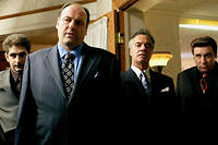 « Les Soprano ». De gauche à droite :  les mafiosi Christopher Moltisanti (Michael Imperioli), le boss Anthony Soprano (James Gandolfini), Paulie Gualtieri (Tony Sirico) et Silvio Dante (Steven Van Zandt)
