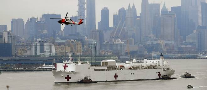 New York salue l'arrivee d'un navire-hopital, l'epidemie s'accelere aux Etats-Unis