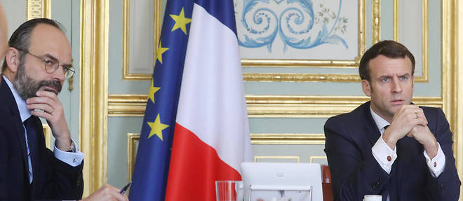 Emmanuel Macron et Edouard Philippe lors d'une visioconference a l'Elysee le 19 mars.  
