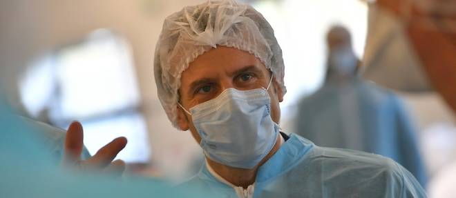 Coronavirus: Macron visite une usine de masques pres d'Angers