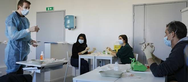 A Paris, formation express de medecins aux soins infirmiers face a la penurie