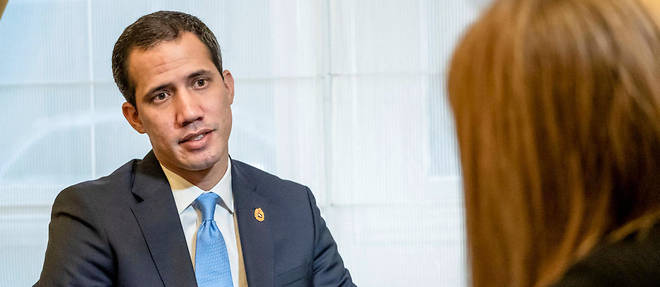 Juan Guaido, opposant politique venezuelien, repond a des questions lors d'une intervew a Paris.
