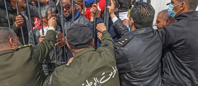 Tunisie: des centaines de precaires manifestent contre le confinement