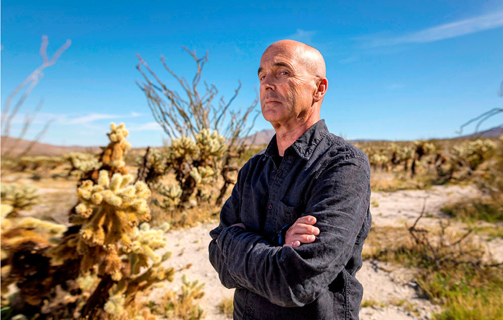
        Cloture. Don Winslow, 66 ans, dans le desert d'Anza-Borrego. Le romancier acheve, avec << La Frontiere >>, sa trilogie consacree aux cartels de la drogue.