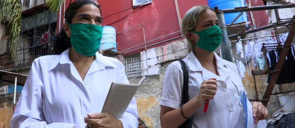 A Cuba, le porte-a-porte des etudiants en medecine pour traquer le coronavirus