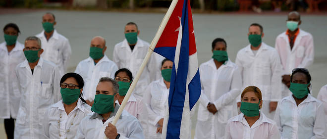 Des medecins et infirmieres cubains participent a une ceremonie a La Havane le 28 mars, avant de se rendre a Andorre pour aider a combattre la pandemie de Covid-19.
