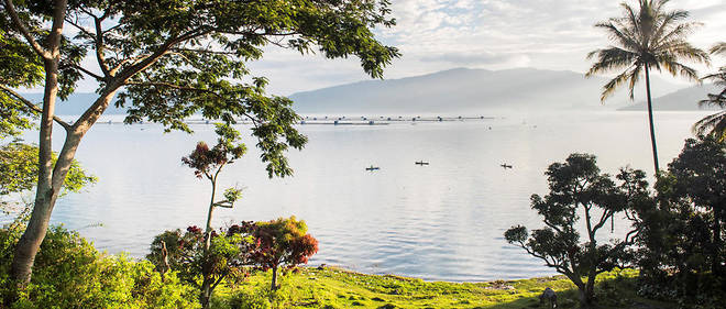 A Sumatra, au lever du soleil, les pecheurs sont deja de sortie sur le lac Toba (Danau Toba).
