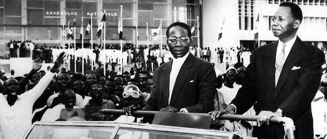 Apres leur independance, les Senegalais sont invites a elire un president de la Republique. Ce sera Leopold Sedar Senghor (a droite), ici avec Mamadou Dia, le president du Conseil, defilant le 5 septembre 1960 dans les rues de Dakar.
