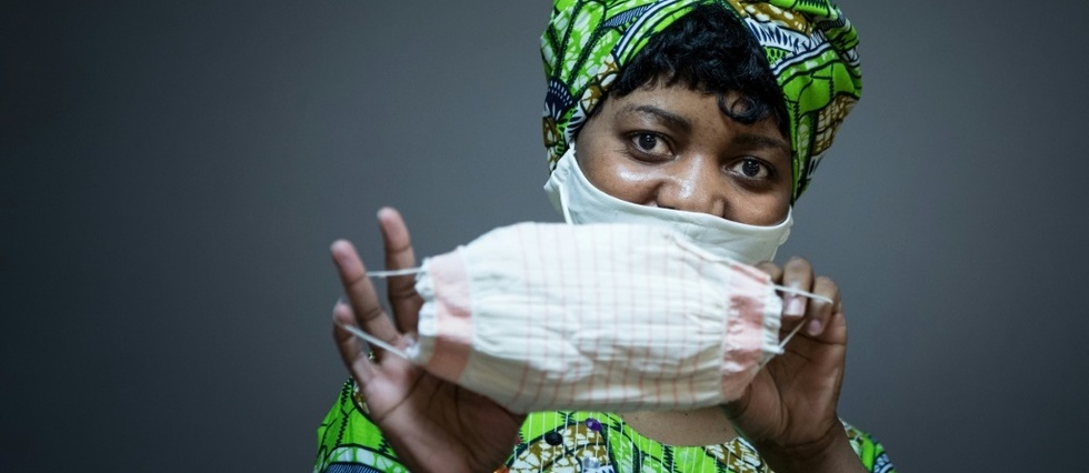 "Un coup de main a la nation": des couturiers sans-papiers fabriquent des masques
