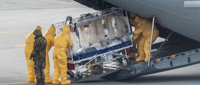 Un malade contamine par le coronavirus est debarque d'un avion de l'armee de l'air italienne sur l'aeroport de Dresde en Allemagne, ou il va etre hospitalise pour soulager les hopitaux italiens debordes. 
