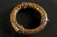  Le deuxième reliquaire, très beau, en cristal, avec des fils d’or tout autour de la sainte couronne, a été fabriqué au XIXe siècle. 