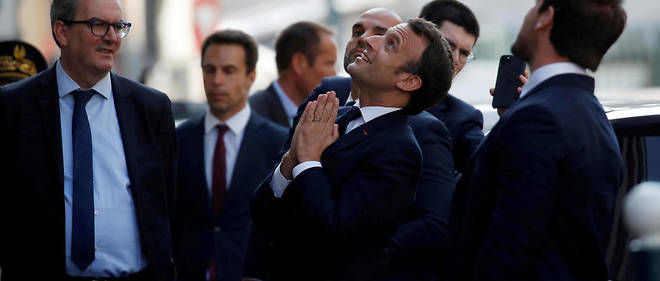 Emmanuel Macron salue des residents a Pantin le 7 avril 2020.
