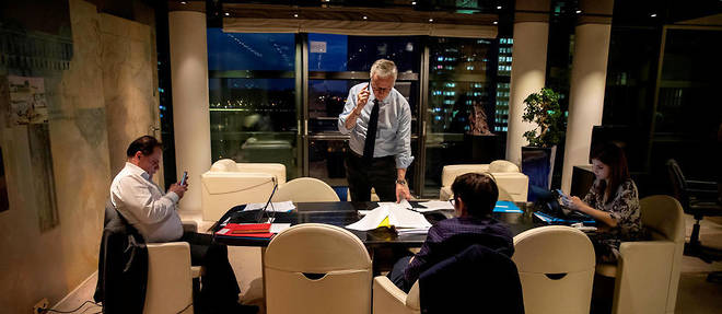 Bruno Le Maire dans son bureau a Bercy, lors d'une pause durant la reunion de l'Eurogroupe par visioconference, mardi soir.  
