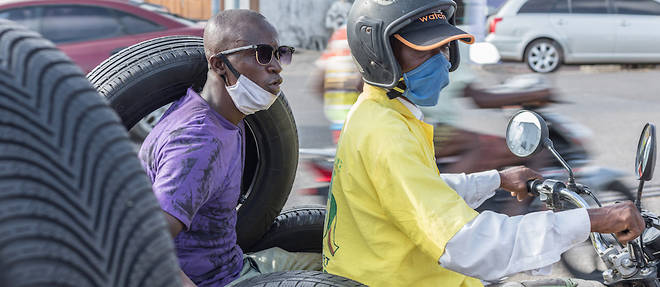 Des residents de Cotonou, capitale economique du Benin, se sont precipites dans les pharmacies le 8 avril 2020 pour acheter des masques a porter a titre preventif contre le coronavirus, rendus obligatoires la veille, provoquant des penuries des le premier jour. 
