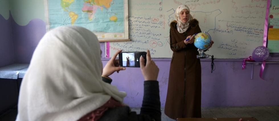 Dans une Syrie devastee, le pari ardu de l'education en ligne face au virus