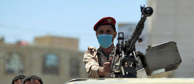 Un soldat houthi tient une mitraillette sur le toit d'un vehicule pick-up, le 23 mars 2020 a Sanaa, capitale du Yemen.  
