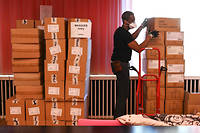 Un employé de l'ARS charge des cartons de masques de protection à Strasbourg.

