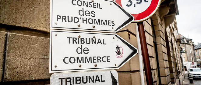 Signaletique indiquant le conseil de prud'hommes, le tribunal de commerce et le tribunal d'instance, France. Brive-la-Gaillarde.
