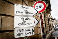 Signalétique indiquant le conseil de prud'hommes, le tribunal de commerce et le tribunal d'instance, France. Brive-la-Gaillarde.
