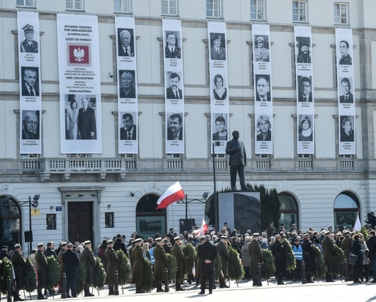 Dix ans apres le crash de Smolensk, ceremonies discretes en Pologne
