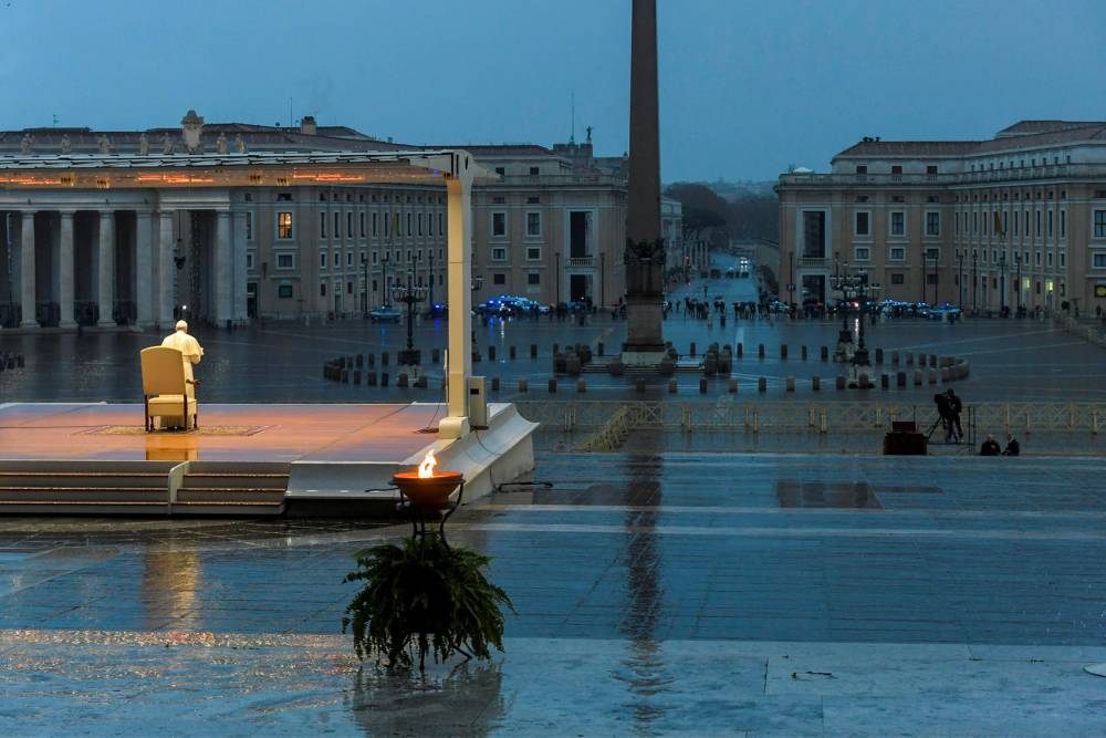 Le pape, seul, célèbre une messe sur la place Saint-Pierre, le 27 mars.
 ©  HANDOUT / VATICAN MEDIA / AFP