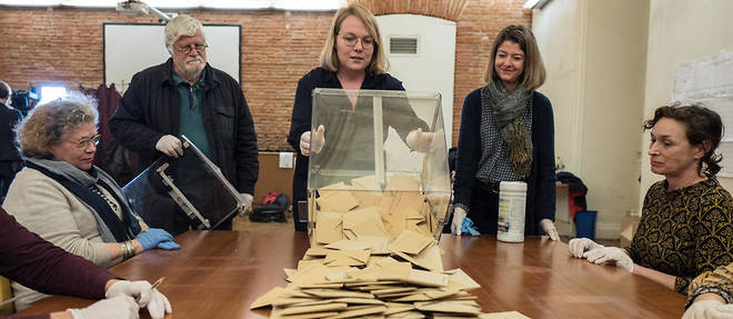 Depouillement dans un bureau de vote de Toulouse le 15 mars 2020. Dans les bureaux de vote, les gestes barrieres n'ont pas ete bien respectes partout.
