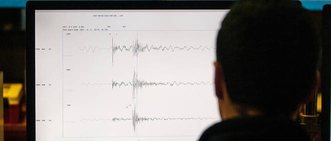 Un technicien du Centre national de sismologie (CSN) de l'universite du Chili en charge de la surveillance sismique en 2017. 

