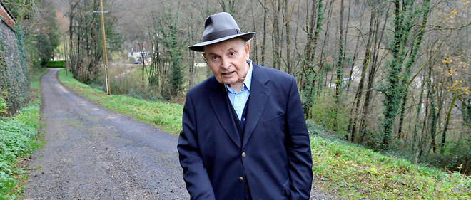 Marcel Conche, philosophe specialiste de la metaphysique, chez lui dans sa maison d'Atillac en 2014.
