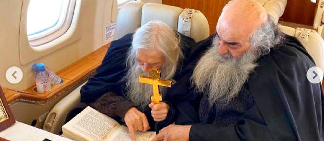 L'archimandrite Iliy Nozdrine, 88 ans, benit les villes de Moscou et de Saint-Petersbourg depuis son jet.
