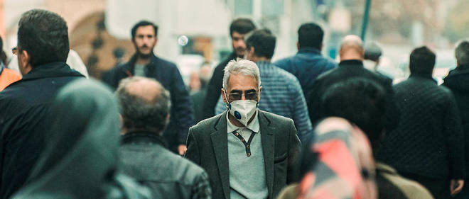 Des habitants de la ville de Tabriz, dans le nord-ouest de l'Iran, deambulent dans la rue le  dimanche 12 avril apres que le gouvernement a annonce la reprise graduelle des activites economiques du pays. 
