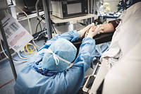 Une infirmière dans une unité de soins intensifs pour malades du Covid-19, en mars.

